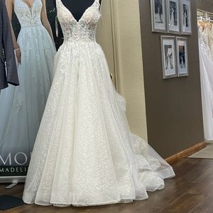 Selling wedding dress!!